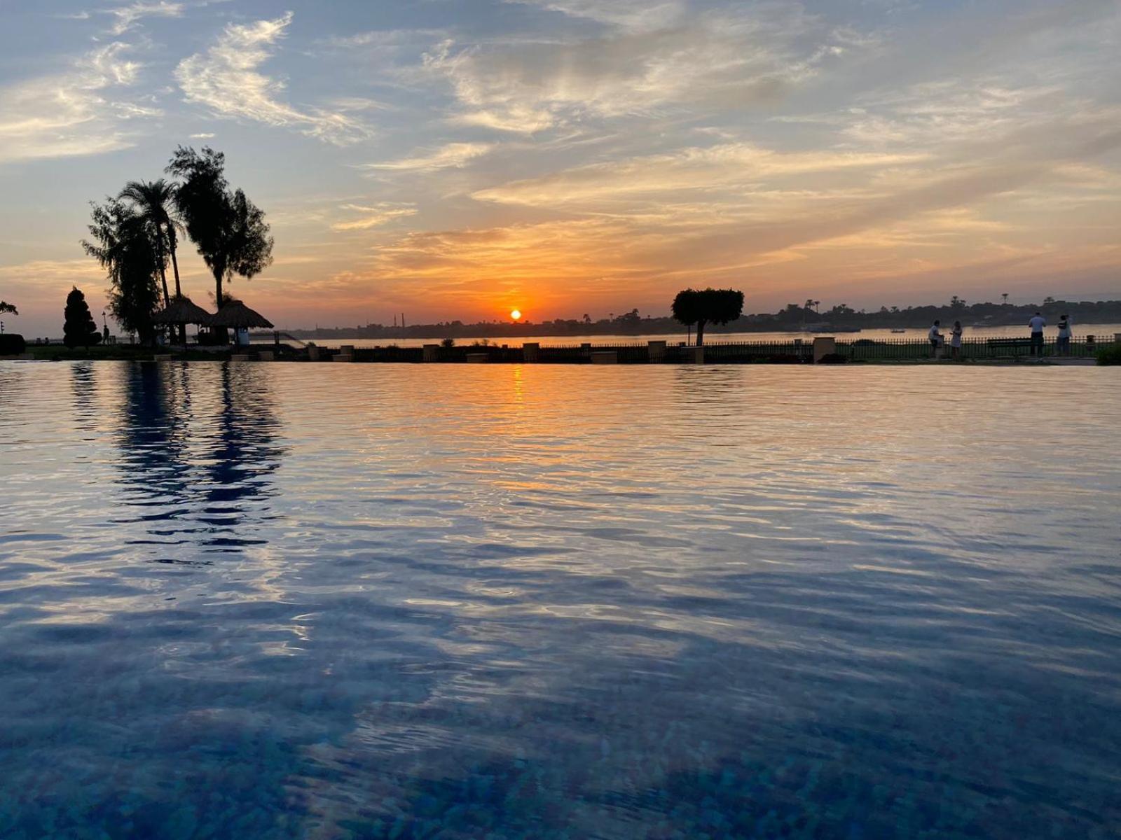 Jolie Ville Hotel & Spa Kings Island Louxor Extérieur photo Sunset at the lagoon