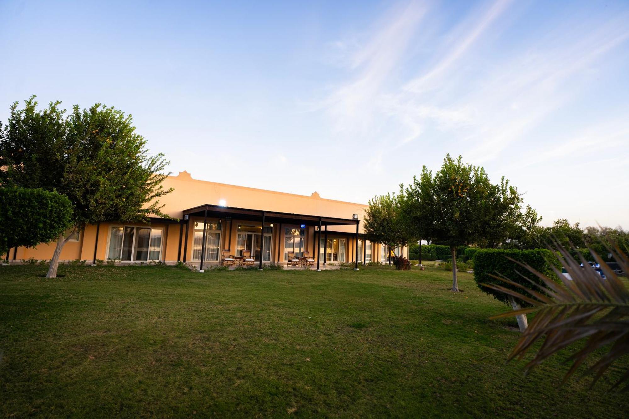 Jolie Ville Hotel & Spa Kings Island Louxor Extérieur photo The clubhouse at the club's headquarters in the village of Kfar Saba
