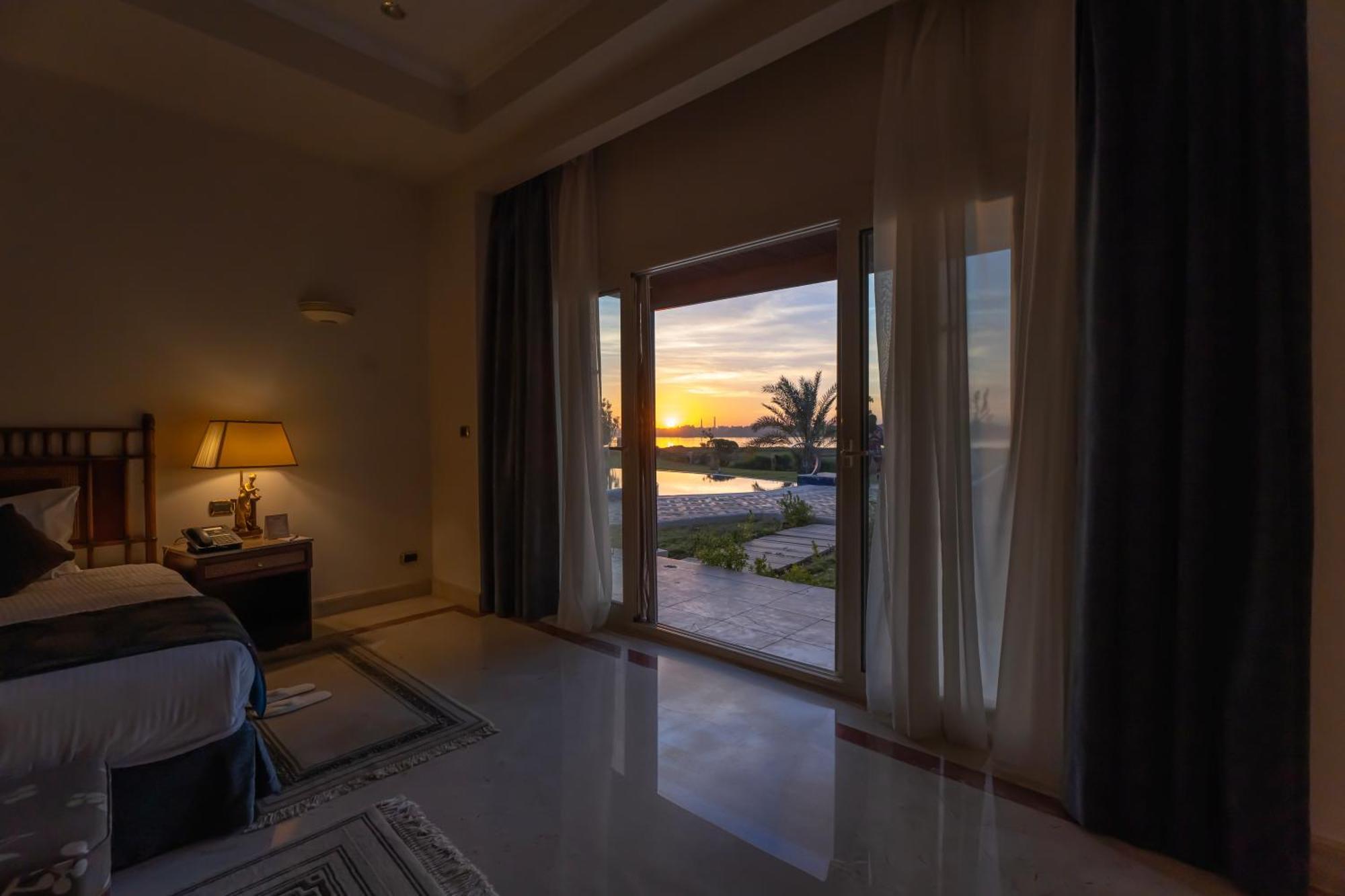 Jolie Ville Hotel & Spa Kings Island Louxor Extérieur photo Sunset view from a bedroom