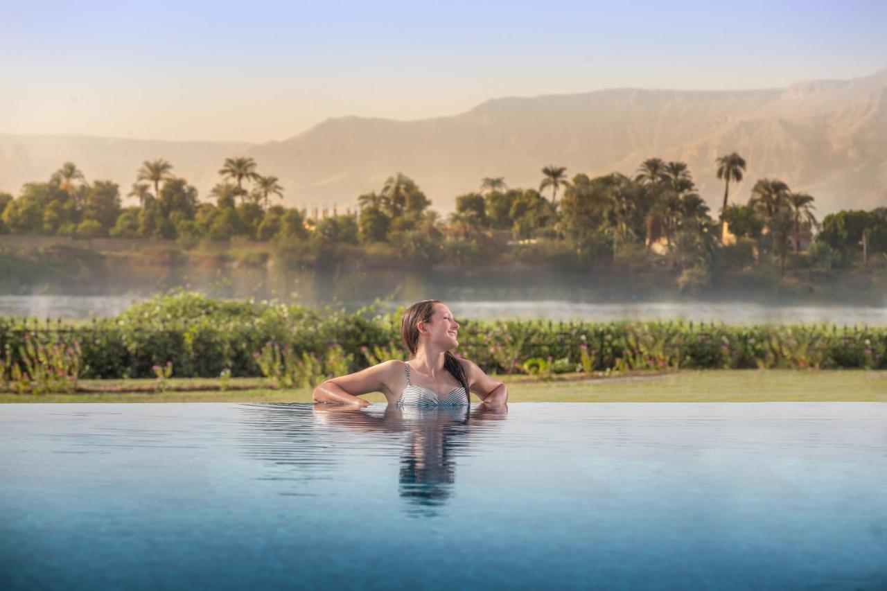 Jolie Ville Hotel & Spa Kings Island Louxor Extérieur photo A woman bathing in the Nile River