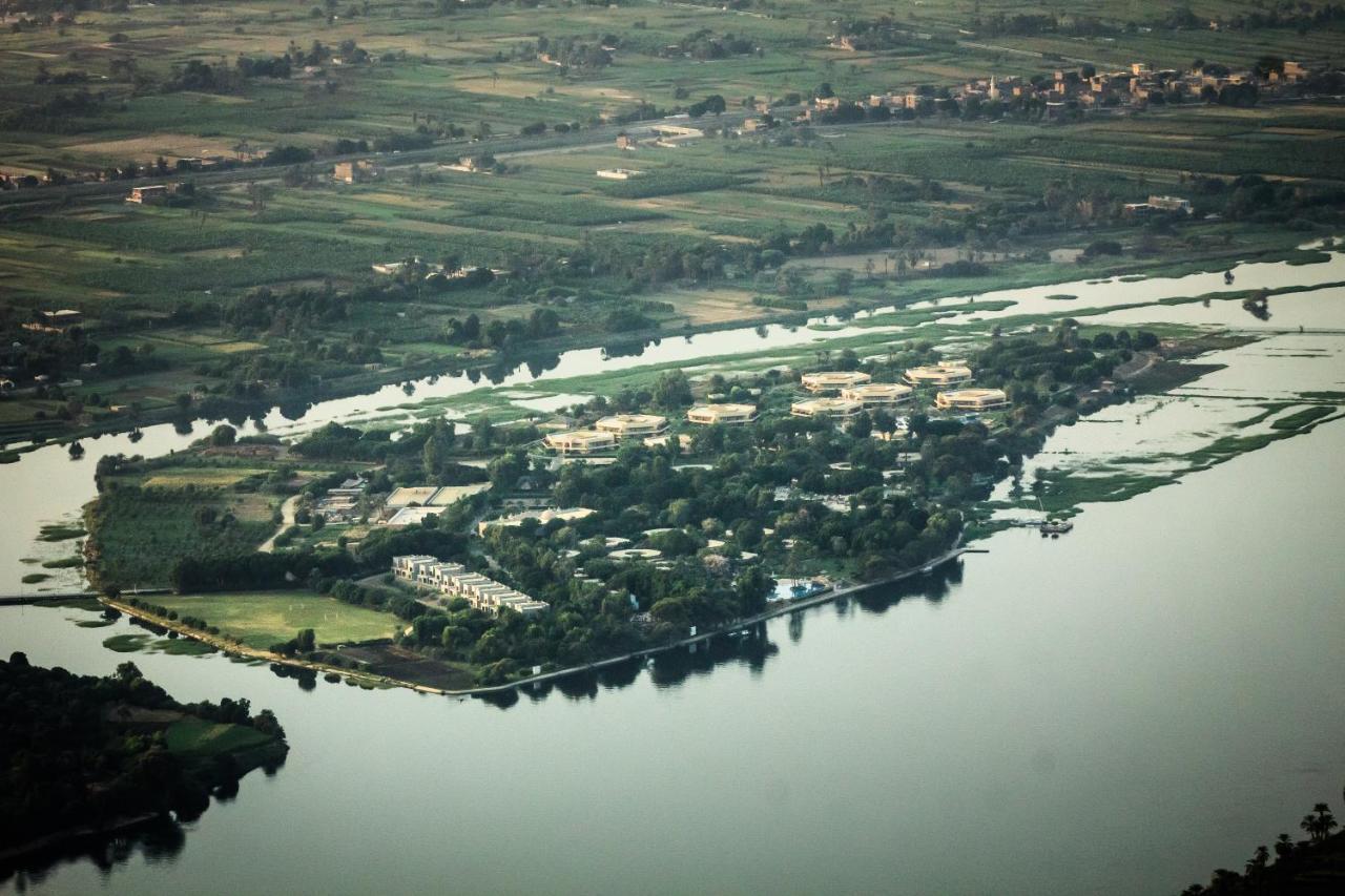 Jolie Ville Hotel & Spa Kings Island Louxor Extérieur photo View of the village from the hill